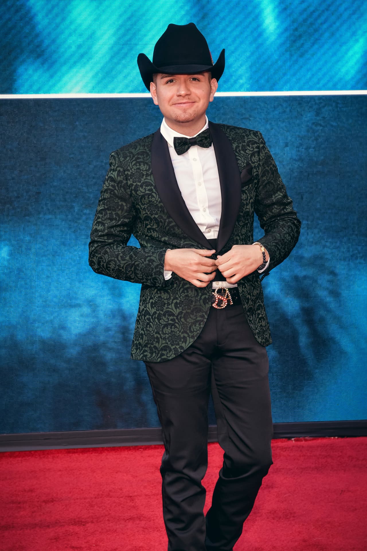 No solo llevó botas y tejana, el cantante de regional mexicano 'El Dasa' usó un llamativo cinturón con el que hacía honor a su nombre.