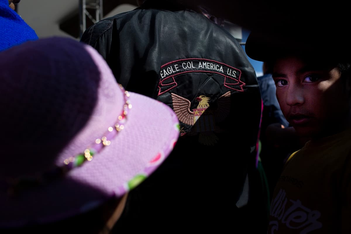 Algunos de los peregrinos llevan abrigos, camisetas y otros elementos con motivos estadounidenses.