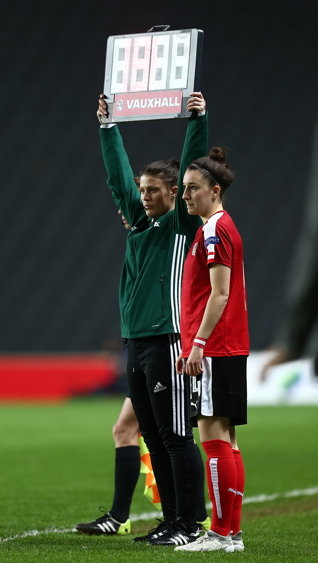 Ella, que también es árbitro profesional, puso en aprietos a su pareja por unas fotos que resultan incómodas en medio de la polémica.