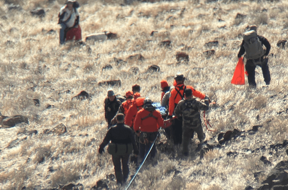 Equipo de rescatistas transportando a Penny Clark.