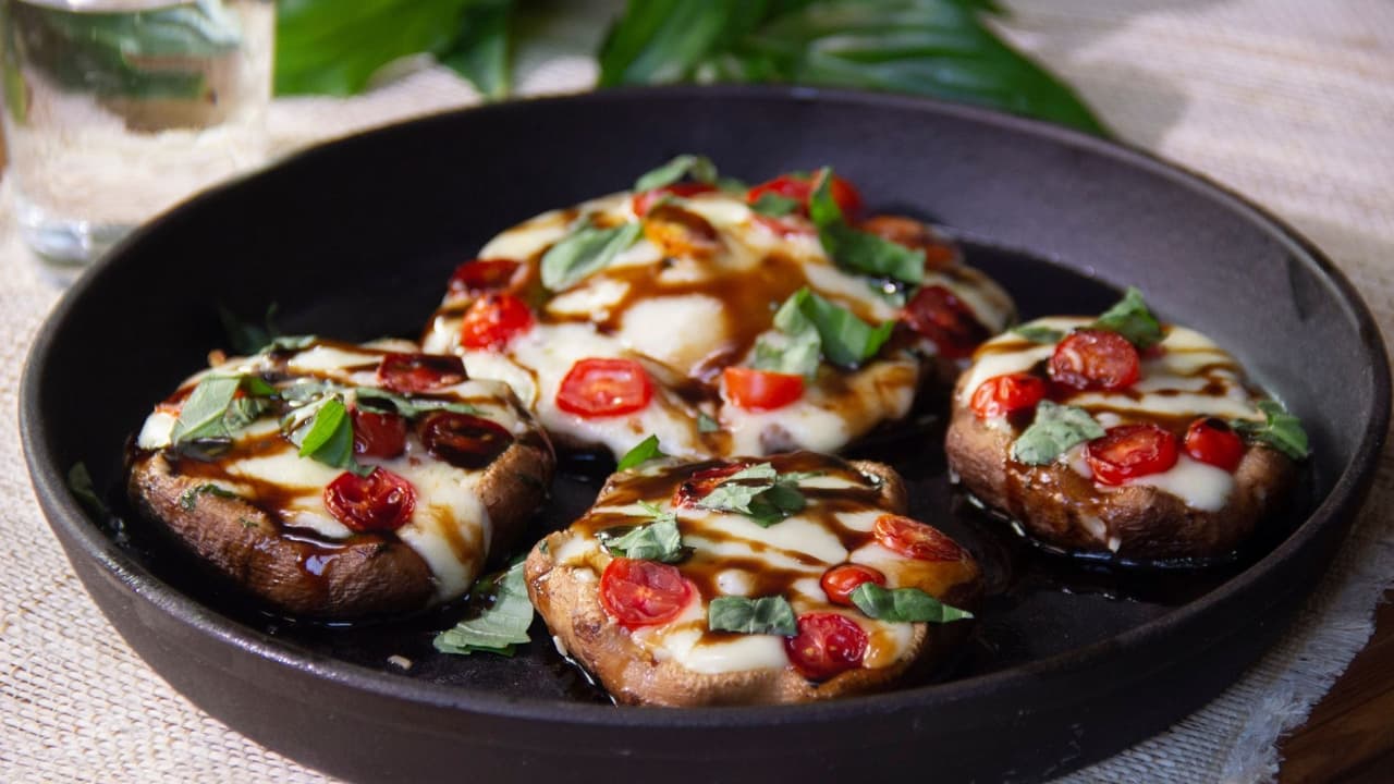 Hongos rellenos de queso y tomate