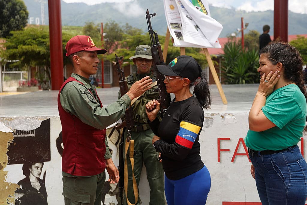 Miembros de los Consejos Comunitarios y Civiles entrenan durante un ejercicio militar en el Fuerte Tiuna, en Caracas, el 20 de septiembre de 2025.