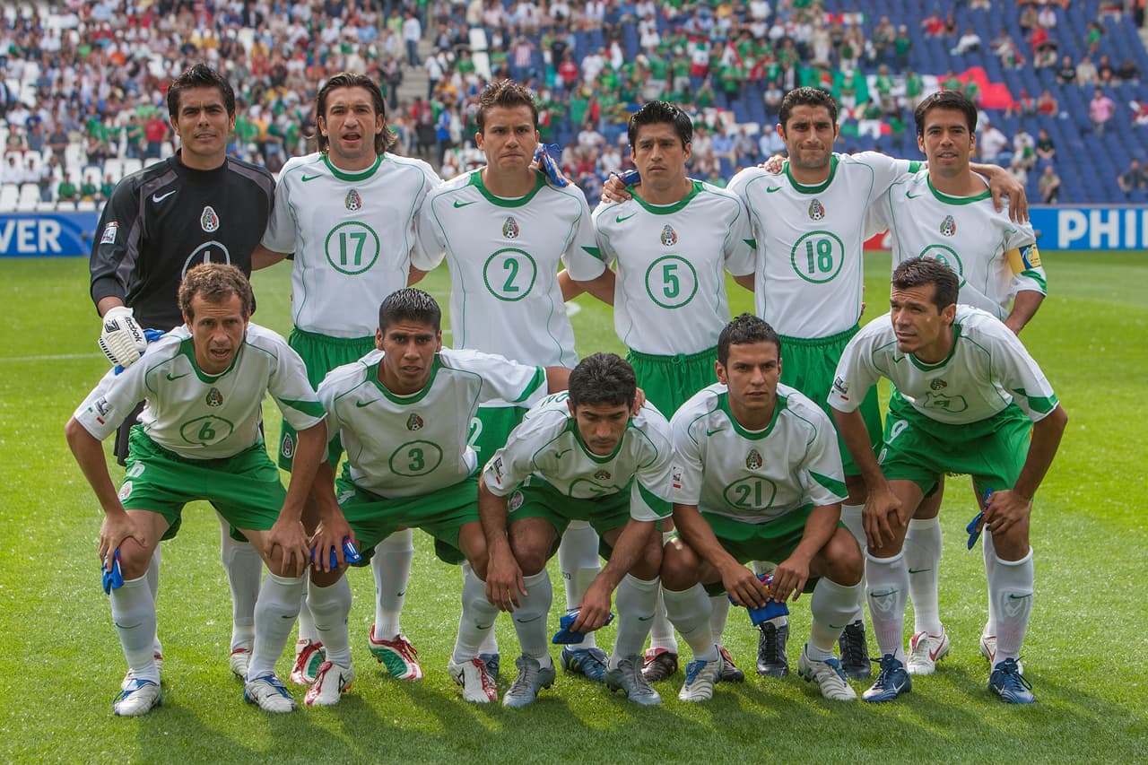 <b>2005.</b> Arriba: Oswaldo Sánchez, José Fonseca, Aaron Galindo, Ricardo Osorio, Salvador Carmona, Pavel Pardo. Abajo: Gerard Torrado, Carlos Salcido, Sinha, Jaime Lozano, Jared Borgetti.