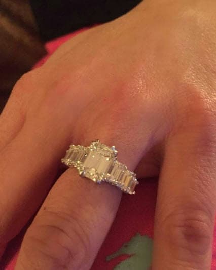 El anillo de compromiso no pasó desapercibido pues lucía espectacular.