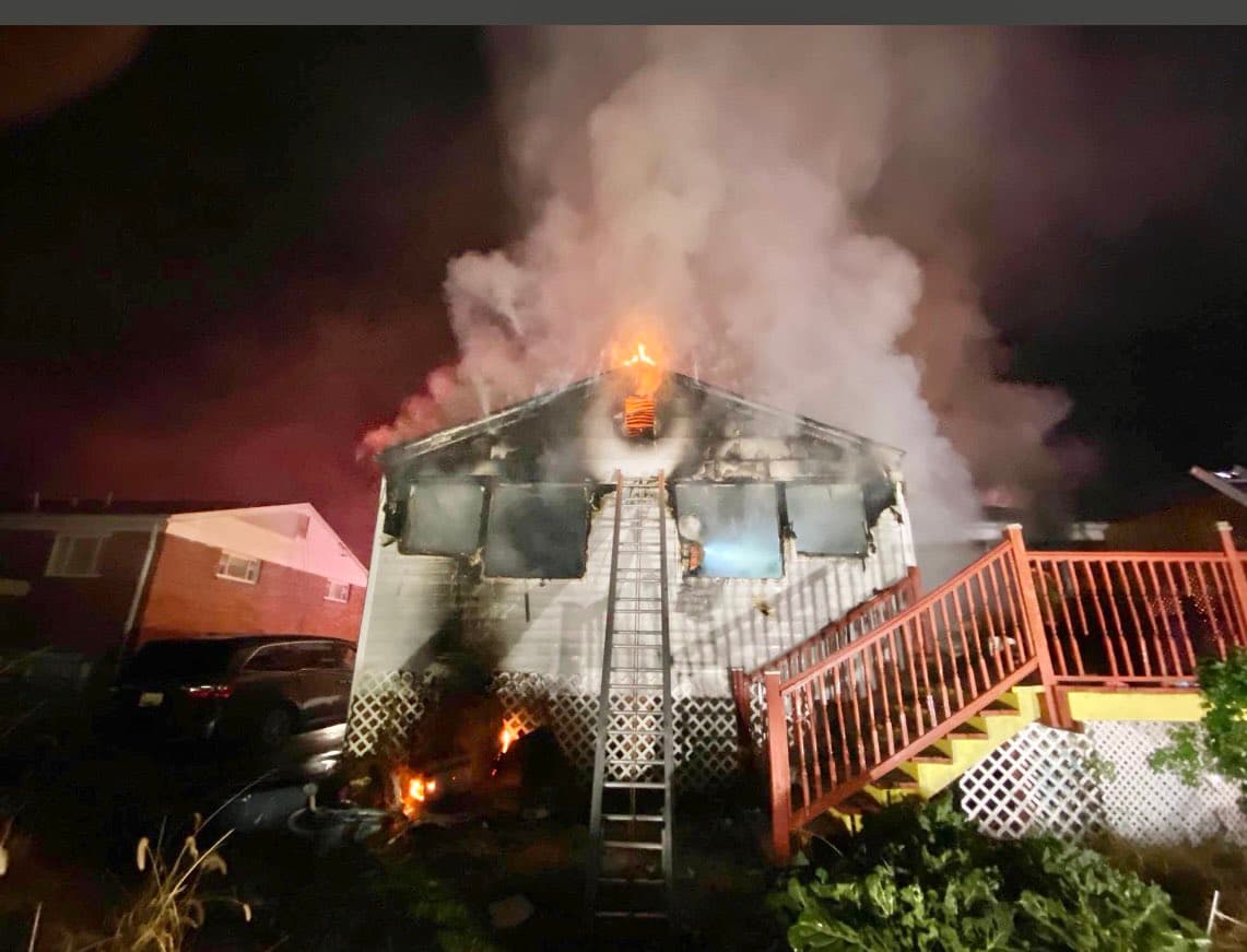 Eran alrededor de las 10 de la noche del Día de Acción de Gracias cuando comenzaron las llamas.