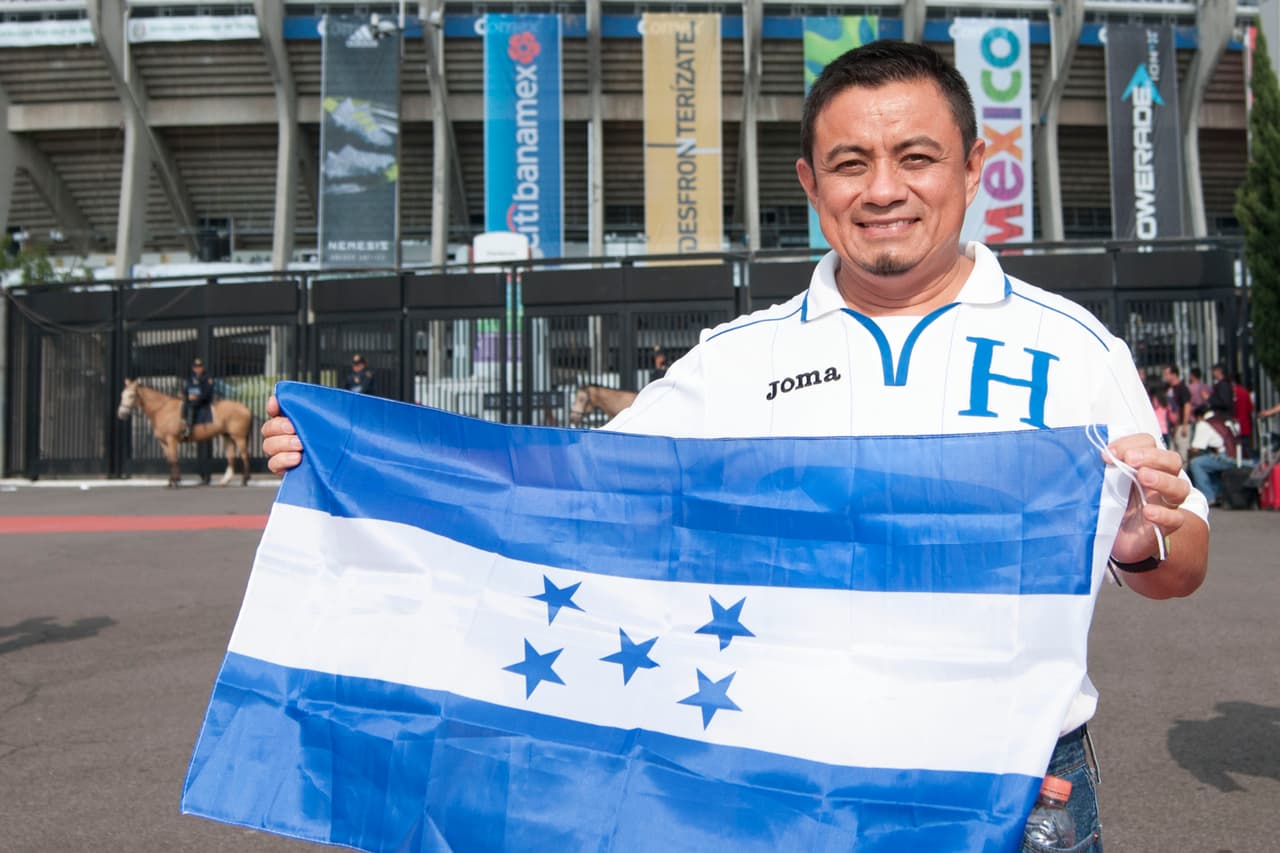 Aficionados de México y Honduras se dieron cita en el Estadio Azteca para apoyar a su selección. Gorros, penachos, sombreros y maquillaje fue sólo una parte del folclor.