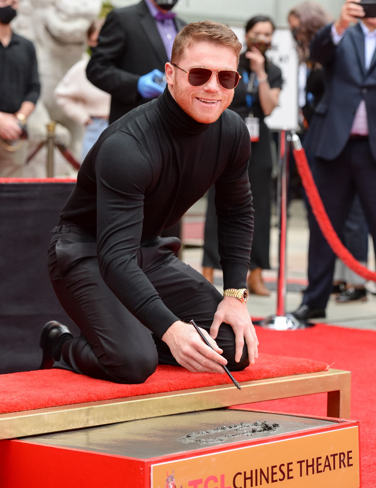 Tanto como McLaglen como 'Canelo' Álvarez son los únicos boxeadores profesionales que han tenido esa distinción, aunque si uno echa un buen vistazo, también 
<b><a href="https://www.univision.com/famosos/fotos-mansion-sylvester-stallone-vende-130-millones-dolares-fotos" target="_blank">se podrá encontrar ahí a 'Rocky' Balboa. </a></b>
<br>