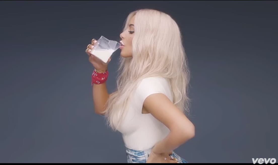 Bebe un poco de leche con mucho estilo.