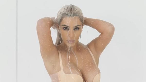 Como toda una modelo posa frente a la cámara.