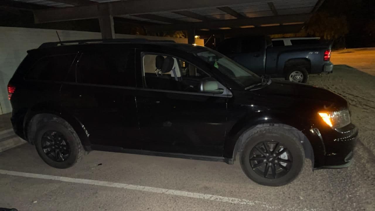 La agencia migratoria detuvo al conductor de un vehículo luego de encontrar más de 68 libras de fentanilo, metanfetamina y heroína. Los agentes de la estación Ajo realizaron la incautación cerca de Gila Bend, Arizona, luego de una alerta K9. El conductor y el pasajero, ambos ciudadanos estadounidenses, fueron arrestados y entregados al sheriff del condado Maricopa.