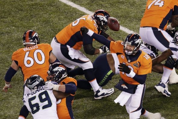 Los Seahawks, con un fútbol "total", el que había trabajado el entrenador del equipo durante toda la temporada regular, el veterano Pete Carroll, derrotaron por paliza de 43-8 a los Broncos, la mejor ofensiva de liga, con el mariscal de campo Peyton Manning a la cabeza. No habían pasado ni 12 segundos desde el comienzo del partido y los Seahawks ya hicieron historia con la anotación más rápida que se había dado jamás en un Super Bowl. Pero lo peor no fue el dejarse anotar dos puntos, sino la imagen de enfrentamiento entre Manning y el centro de origen mexicano Manny Ramírez, que no le dio bien al balón, y aunque el corredor Knowshon Moreno lo recuperó, lo hizo en la zona de protección. La mejor ofensiva de la NFL estaba paralizada, sin saber qué hacer, y ahí fue el comienzo y el final del partido disputado en el MetLife Stadium, de East Rutherford (Nueva Jersey), donde la temperatura fue de 43 grados. Malcom Smith recibió el premio de Jugador Más Valioso (MVP), el octavo defensor que lo consigue en un partido de Super Bowl y el tercer apoyador. Carroll, de 61 años, el tercer entrenador con más edad de la NFL que ganó un Super Bowl, se convirtió en el tercer entrenador que logra los dos títulos de campeón universitario de la NCAA con el equipo de USC y ahora los Seahawks en la NFL.