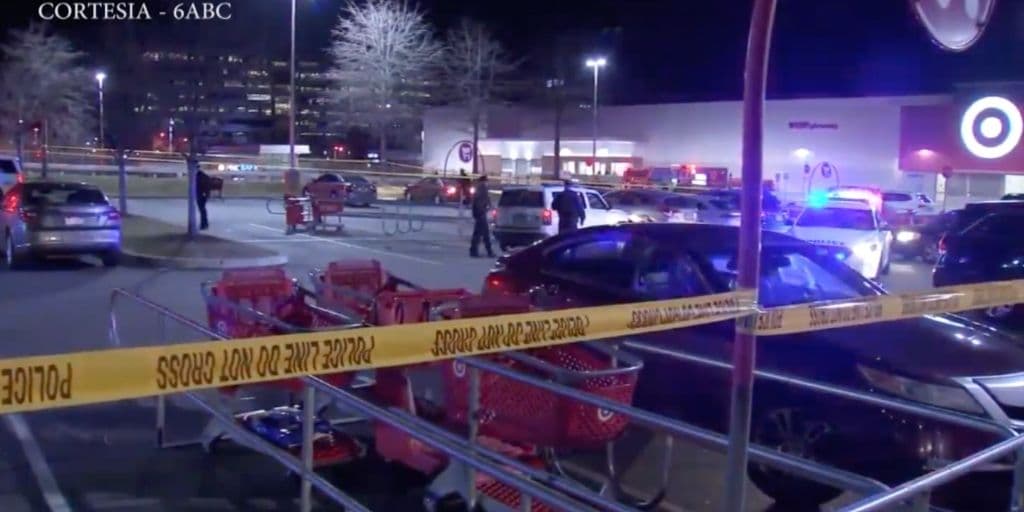 Se encontraba en el estacionamiento de Target y recibió un disparo en la cabeza; otros dos resultaron heridos de bala 
