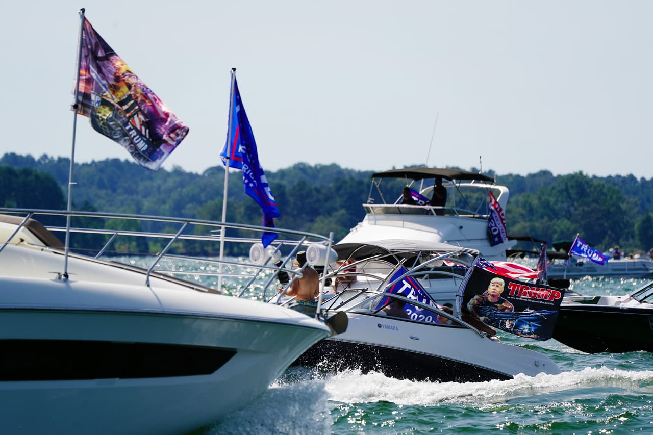 Se estima que 2.300 embarcaciones de diversas formas y tamaños, la mayoría con banderas estadounidenses y de Donald Trump cubrieron el agua en el lago Lanier durante el ‘Great American Boat Parade’.