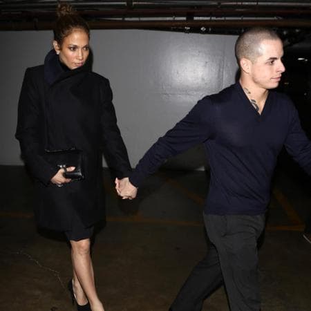<a href="http://entretenimiento.univision.com/fotos/paparazzi/slideshow/2011-11-28/jennifer-lopez-y-casper-smart">Casper Smart</a> tocó las puertas del corazón de la cantante justo a los cuatro meses de que ésta le dijo 'adiós' a Marc Anthony. Hasta el momento sus besos en público han dejado en claro que son más que amigos, pero como JLo es de las que les gusta hacer del conocimiento público sus amores, seguro no tardará en gritarlo a los cuatro vientos, lo malo de esta relación es que ella es 18 años mayor que él, a ver si no termina como Demi Moore y Ashton Kutcher.
<br>