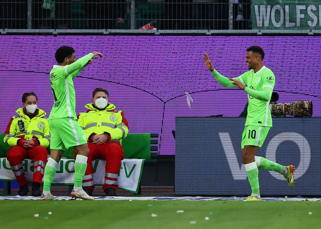 Bayern Munich le pega 2-1 al Freiburg, Stuttgar cae en casa 0-1 frente al Arminia Bielefeld, Bochum vence 2-0 al Hoffenheim y Wolfsburg le gana 1-0 frente al Augsburg.