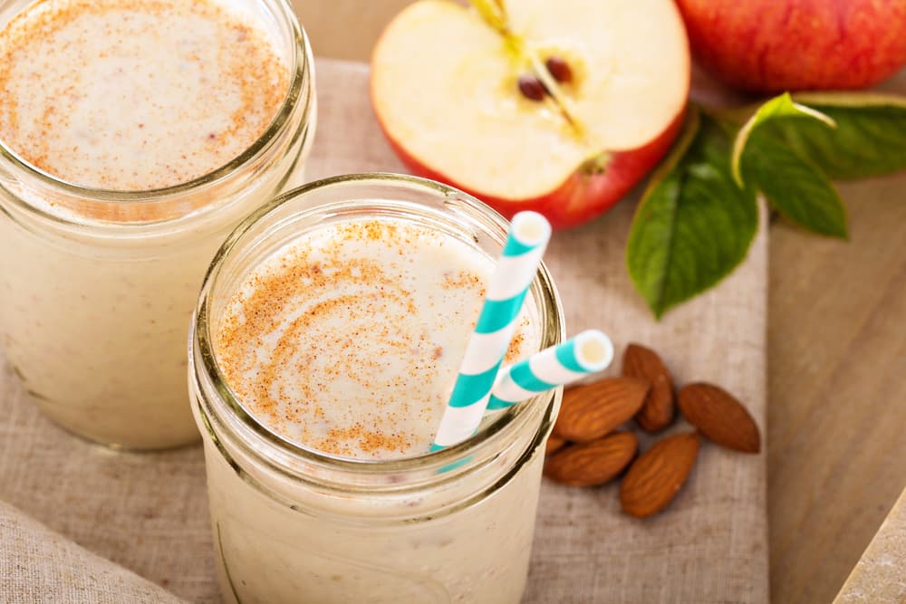 Batido de crema de manzana y soja con trocitos de fresa. Con este batido tus hijos se irán muy felices a la escuela, así que toma nota de los ingredientes que necesitas manzanas, fresas, zumo de naranja y leche de soja.