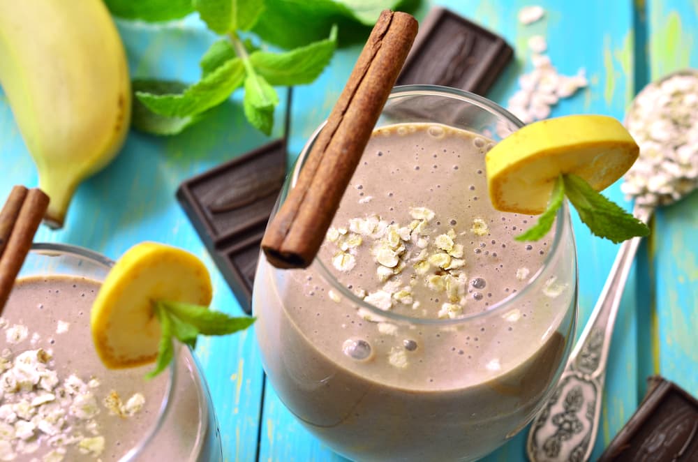 Batido espumoso de plátano con chocolate. Dales todo el placer a tus pequeños con este batido, que les ayudará a estar muy despiertos en clase, necesitas: helado de chocolate, leche y plátano.