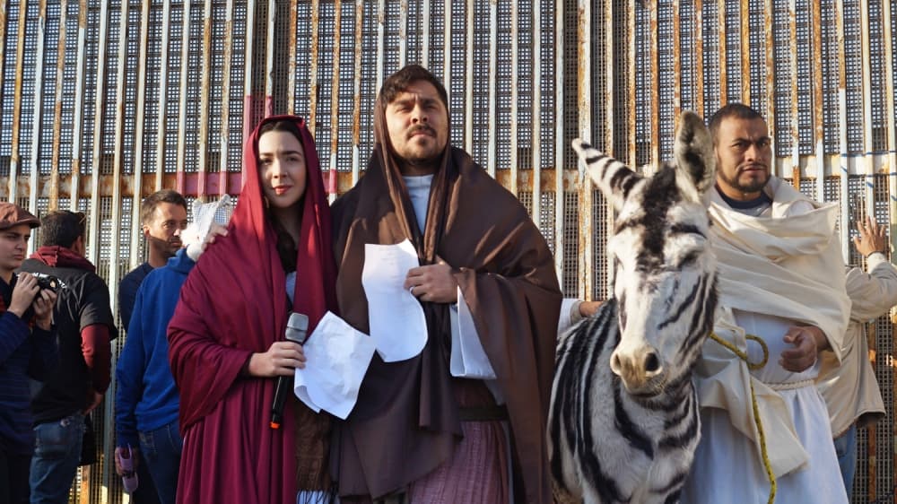 María, José, un 'burrocebra' y peregrinos deportados celebran la Posada Sin Fronteras