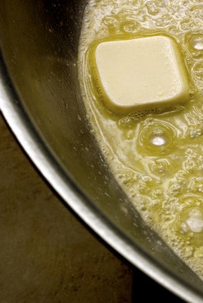 Si vas a cocinar con mantequilla (¡delicioso!) en una olla o sartén, lograrás evitar que se queme, agregando también un chorrito de aceite vegetal.