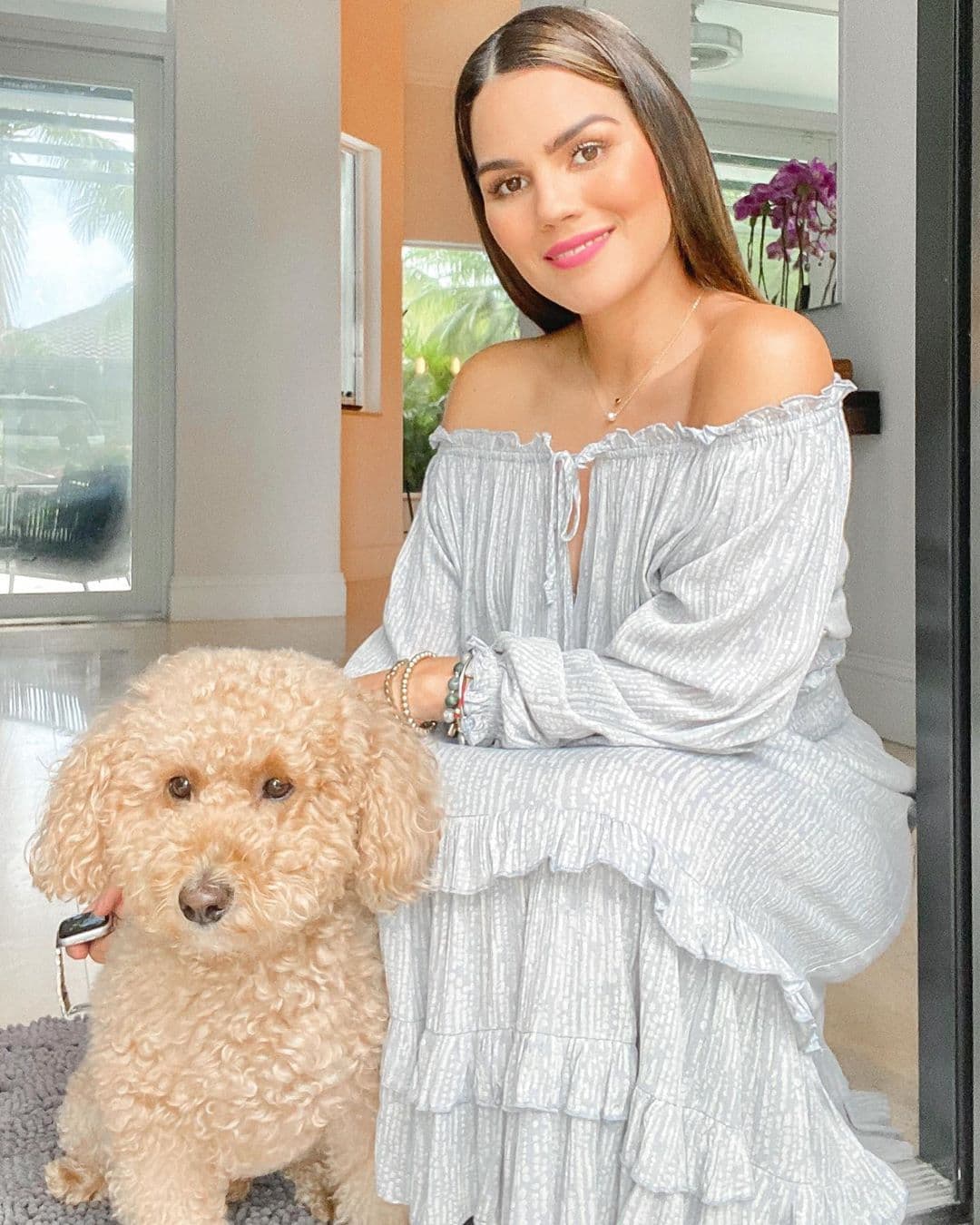 El azul es el color del año, de acuerdo con Pantone, la institución del color, y en sus diferentes tonalidades ha estado en los atuendos de nuestras presentadoras. Como en este vestido en tono 'baby blue' con el que se retrató Karina Banda y el perrito Nugget Ponce.