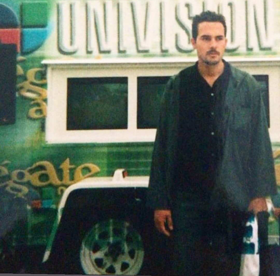 A través de las redes sociales, Carlos comparte imágenes donde hace memoria de sus primeros pasos en la conducción.