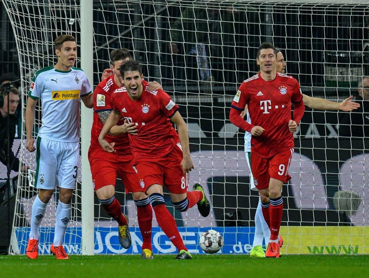 Los Bávaros saltaron al campo con las garras afiladas y en solo dos minutos consiguieron abrir el marcador con un cabezazo de Javi Martínez.