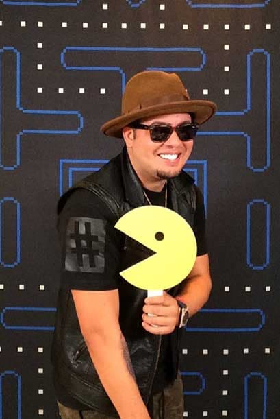 Lo suyo, lo suyo de Maffia no es posar, pero al menos se divirtió con la sesión de fotos.