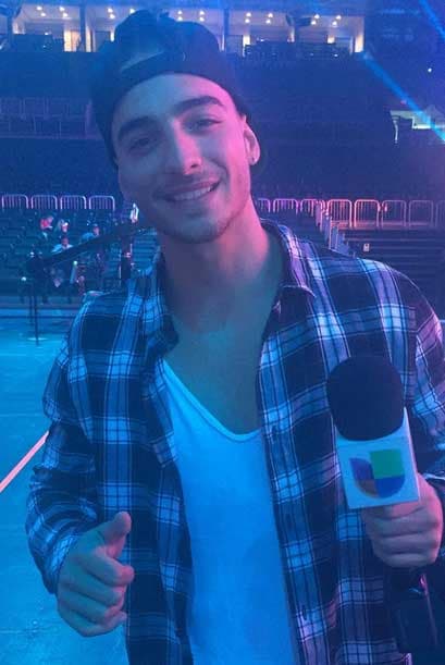 Maluma posando para la foto del recuerdo, después de haber dado un par de entrevistas.