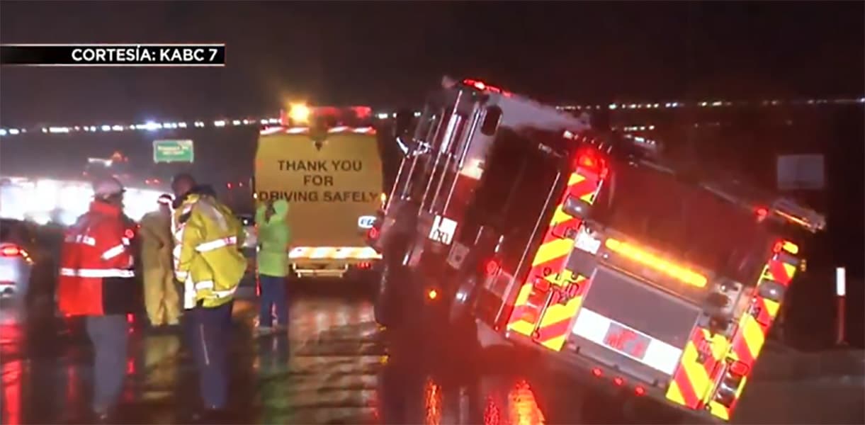 <b>Febrero:</b> Un camión de bomberos 
<a href="https://www.univision.com/los-angeles/kmex/noticias/accidentes/un-camion-de-bomberos-estuvo-a-punto-de-caerse-a-un-pozo-en-san-bernardino-video">quedó volcado sobre la carretera 15 en San Bernardino.</a> El accidente se registró durante las poderosas tormentas de lluvia que azotaron al sur de California a inicios del 2017.