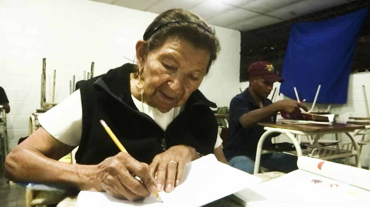 Esta es la historia de 'Doña Cata' la mujer de 94 años que cumple su sueño de ir a la primaria en El Salvador
