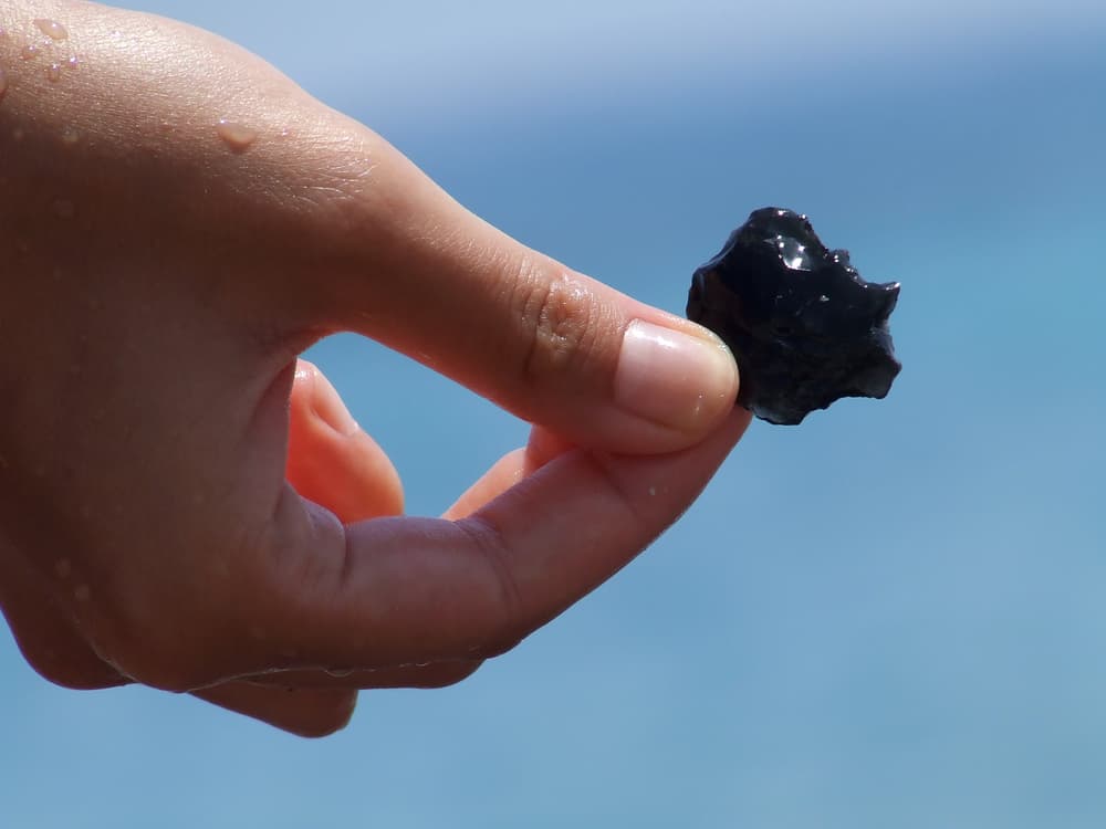 Asimismo, no se recomienda tener una obsidiana en tu habitación, ya que esa energía que vibra te impedirá conciliar bien el sueño. Tanto así, que hasta te causaría insomnio a ti y a todos los cuartos alrededor.