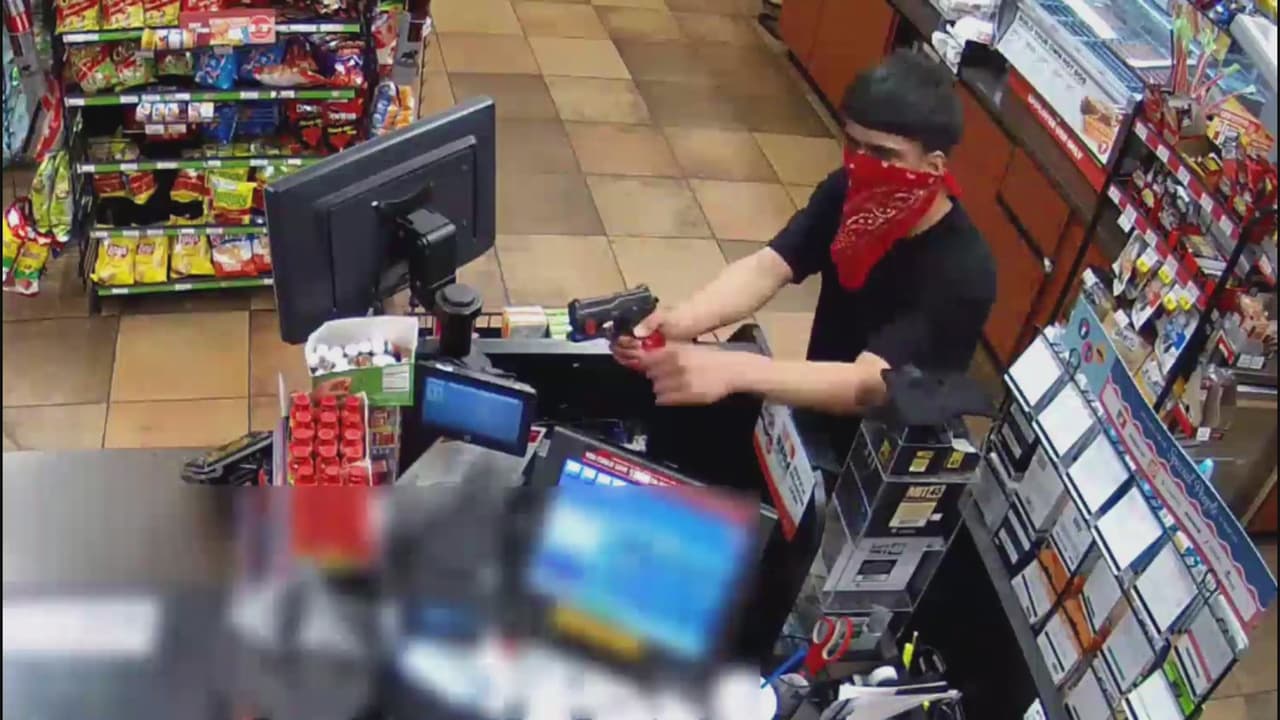 Buscan a responsable de robar gasolinera de Phoenix a punta de pistola