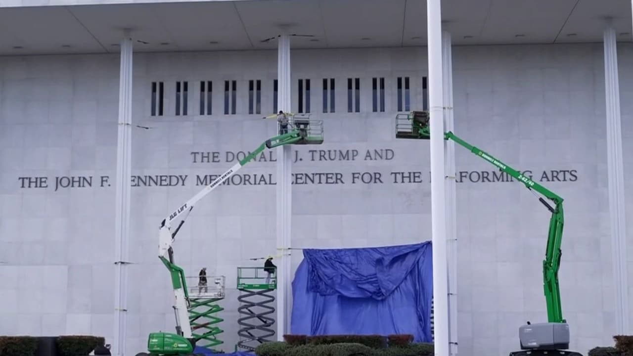 Revés judicial para Trump: Juez ordena retirar su nombre del Kennedy Center