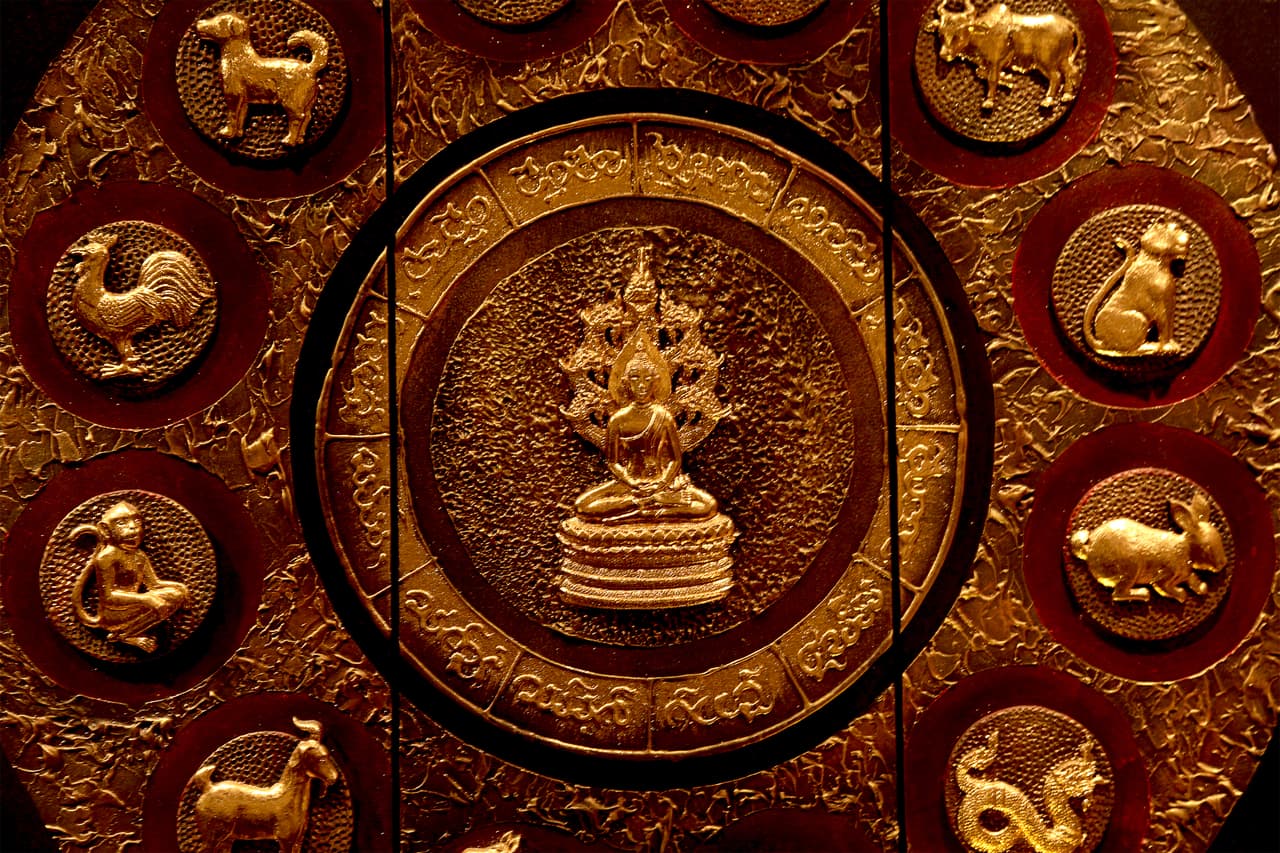 El año chino se determina por el año en que nacimos, aunque tiene una correspondencia zodiacal con nuestros signos lo cual puedes ver cada mes según el signo que está rigiendo. Por ejemplo, este mes de febrero que comienza el año nuevo chino del Jabalí de Tierra estamos en el Mes del Tigre bajo el signo de Acuario. Asimismo, el año comienza con la primera luna nueva que ocurra en Acuario cada año y como esto puede suceder en enero o en febrero esos son meses en que se puede ser de uno u otro signo según el día que hayas nacido.