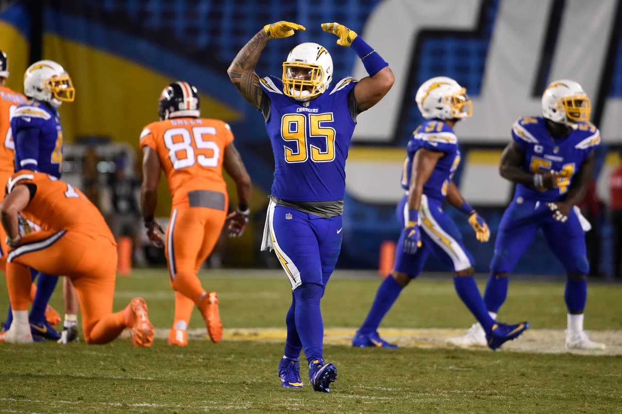 San Diego hizo lo justo para controlar a la ofensiva de Denver que no pudo contener los goles de campo de Josh Lambo y Philip Rivers y compañía lograron su segunda victoria en el Qualcomm Stadium.