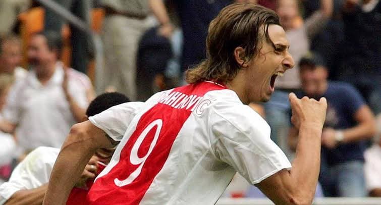 Su paso con el Ajax de Holanda comenzó a marcar una época goleadora y lo hizo valer con el '9'.