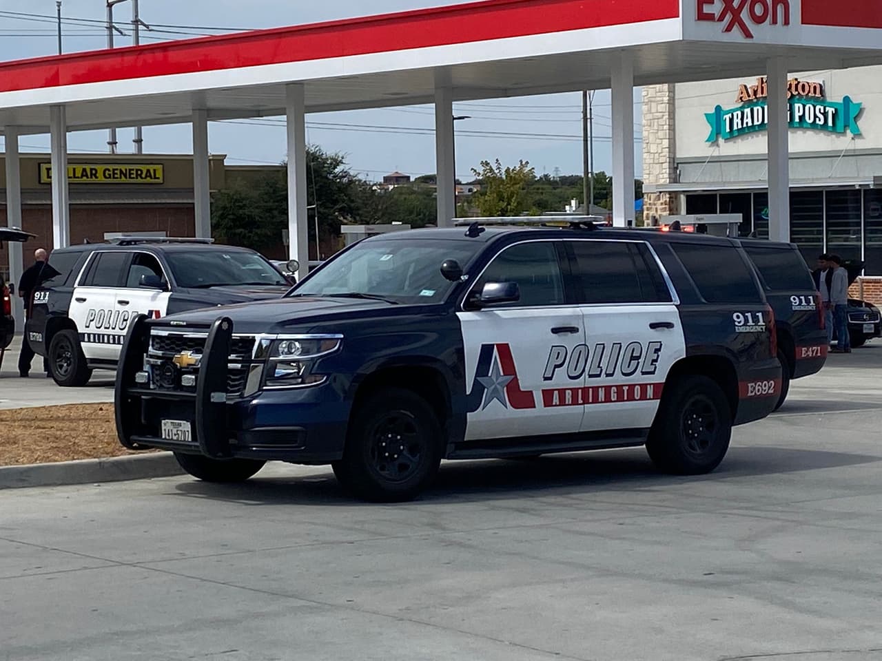 Cierran tres escuelas de Arlington como medida preventiva tras tiroteo cerca de los planteles 