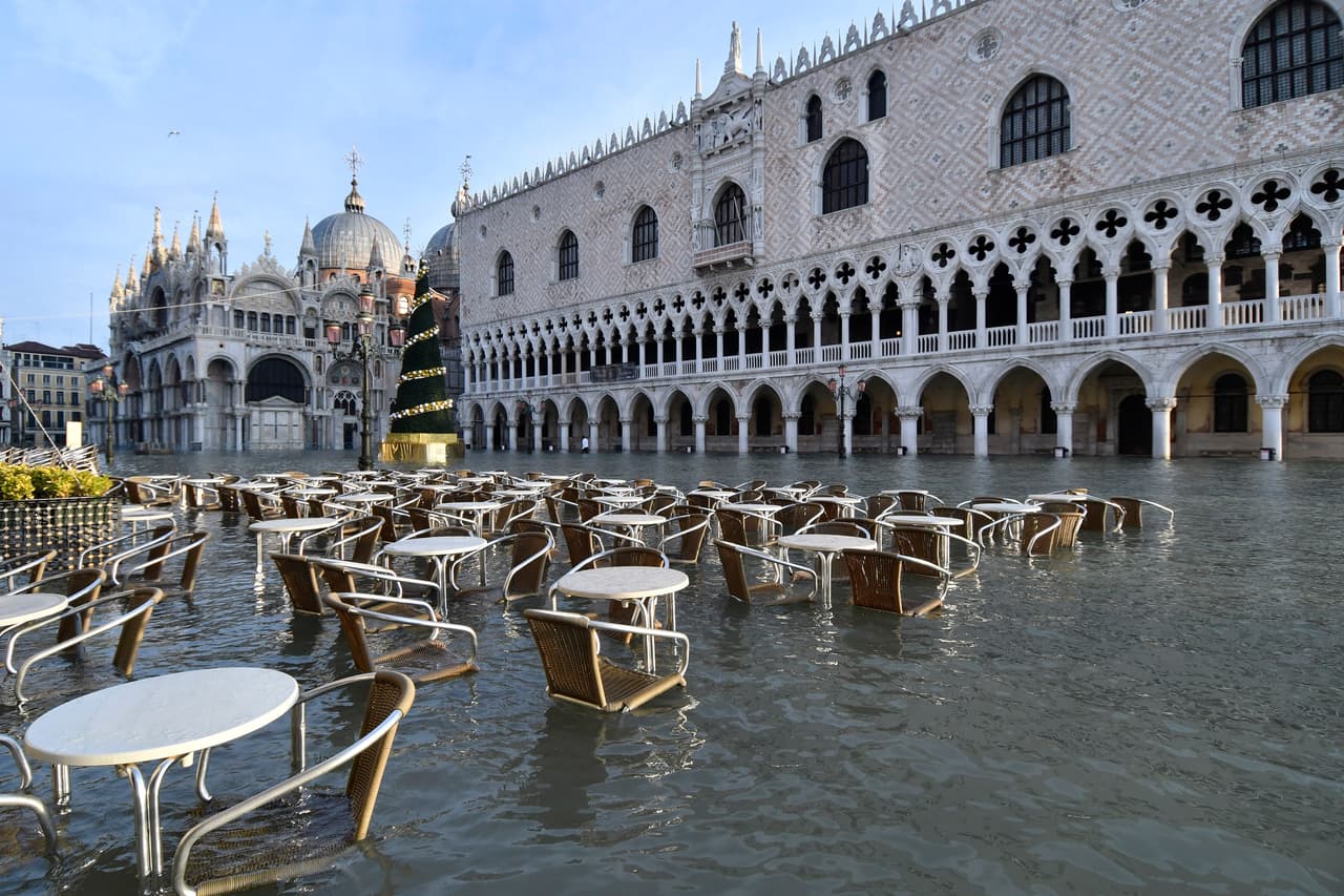 Los hoteleros señalan que la información ha sido difundida con muchas inexactitudes, por lo que han solicitado que se explique que la ciudad se encuentra a más de un metro sobre el nivel del mar y que cuando se habla de una marea alta de 1.30 m, la inundación es de 30 centímetros y solo en algunos sectores del casco antiguo.
<br>