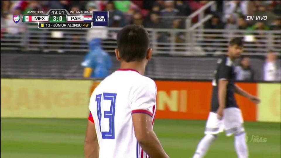 Tarjeta amarilla. El árbitro amonesta a Júnior Alonso de Paraguay