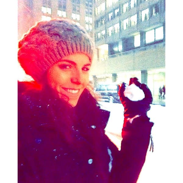 Le encantan los animales, se identifica con los caballos. Una de sus pasiones son los zapatos, aunque no se considera adicta a las compras.