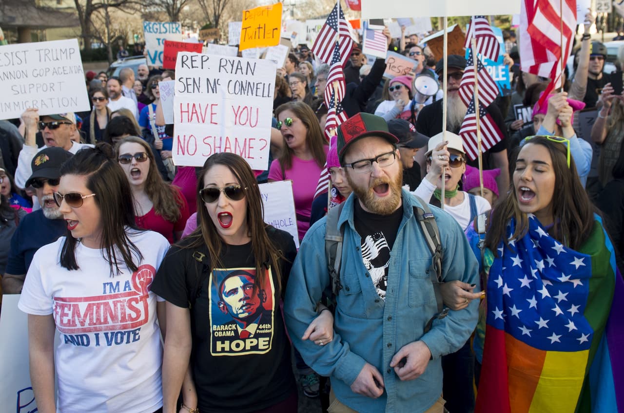 Los colectivos se han quejado en diversos idiomas de las políticas de Trump.