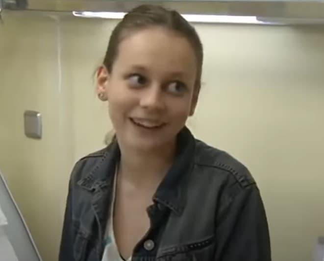 <b>Ester Expósito</b>
<br>La primera participación como actriz de Ester Expósito fue en 'Centro Médico', una serie española sobre casos médicos reales. Sin embargo, solo participó en dos episodios. Después tuvo participaciones en las series 'Vis a vis' y 'Estoy vivo'.