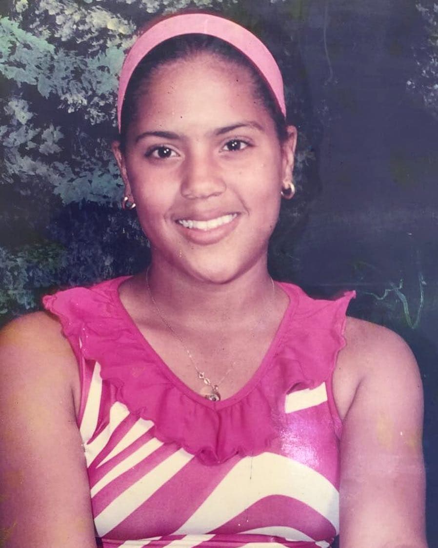 A los 13 años, la presentadora de Despierta América llegó a sentirse inferior cuando pensaba en que de grande quería ser actriz y presentadora de televisión, al pie de esta fotografía escribió lo siguiente: “Muchos me dicen que eso es imposible porque las niñas como yo no tienen esas oportunidades porque soy pobre, no soy bonita y estoy gordita. A veces cuando tratan de convencerme de que no puedo, me siento muy triste y lloro en silencio”.