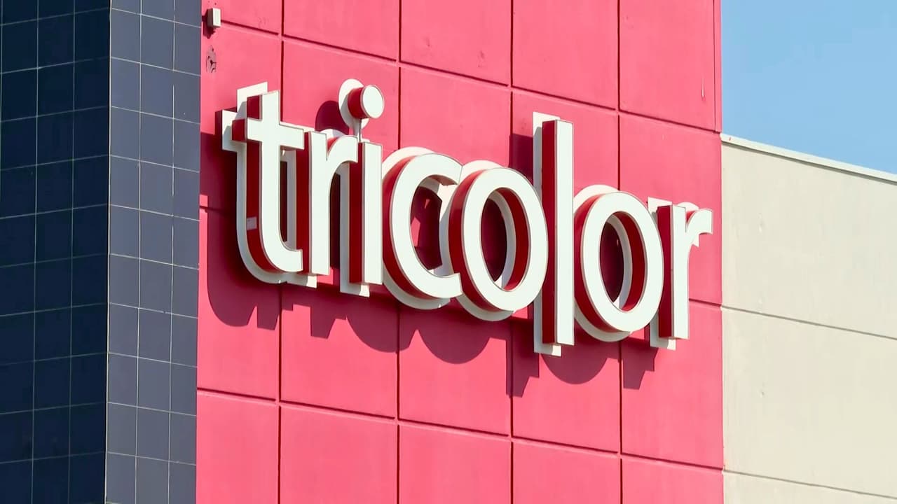 El nombre de la cadena de sucursales de autos usados hace referencia a la bandera de México: Tricolor.