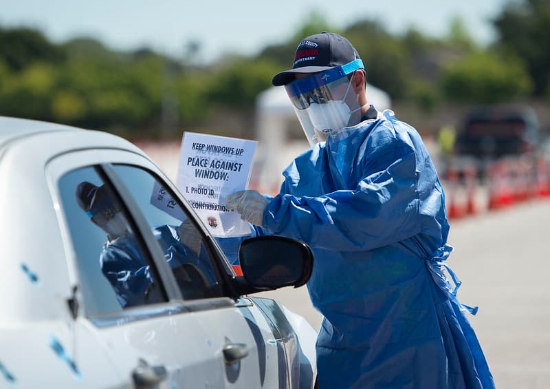 El alcalde de Los Ángeles, Eric Garcetti, dijo este martes durante una 
<a href="https://fb.watch/1H4N6hsBsk/" target="_blank">conferencia de prensa</a>, que la tendencia al aumento de casos de coronavirus es preocupante. 
<b>"Vemos que el número de casos está subiendo y nuestros hospitales se están llenando"</b>, aseguró Garcetti.