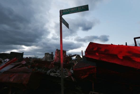 De acuerdo con reportes de prensa, en ese vecindario, que cumple más de una semana con una oscuridad apabullante durante las noches, realzada aún más por el visible fulgor de los rascacielos de Manhattan, abundan los saqueos y los robos a comercios y a viviendas.