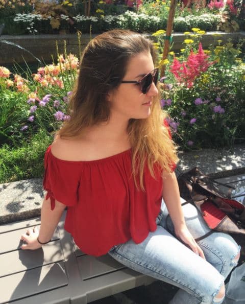 A raíz de la separación de sus padres, Melanie ha estado bajo la tutela de Alicia Villarreal, aunque su padre siempre ha estado al tanto de ella.