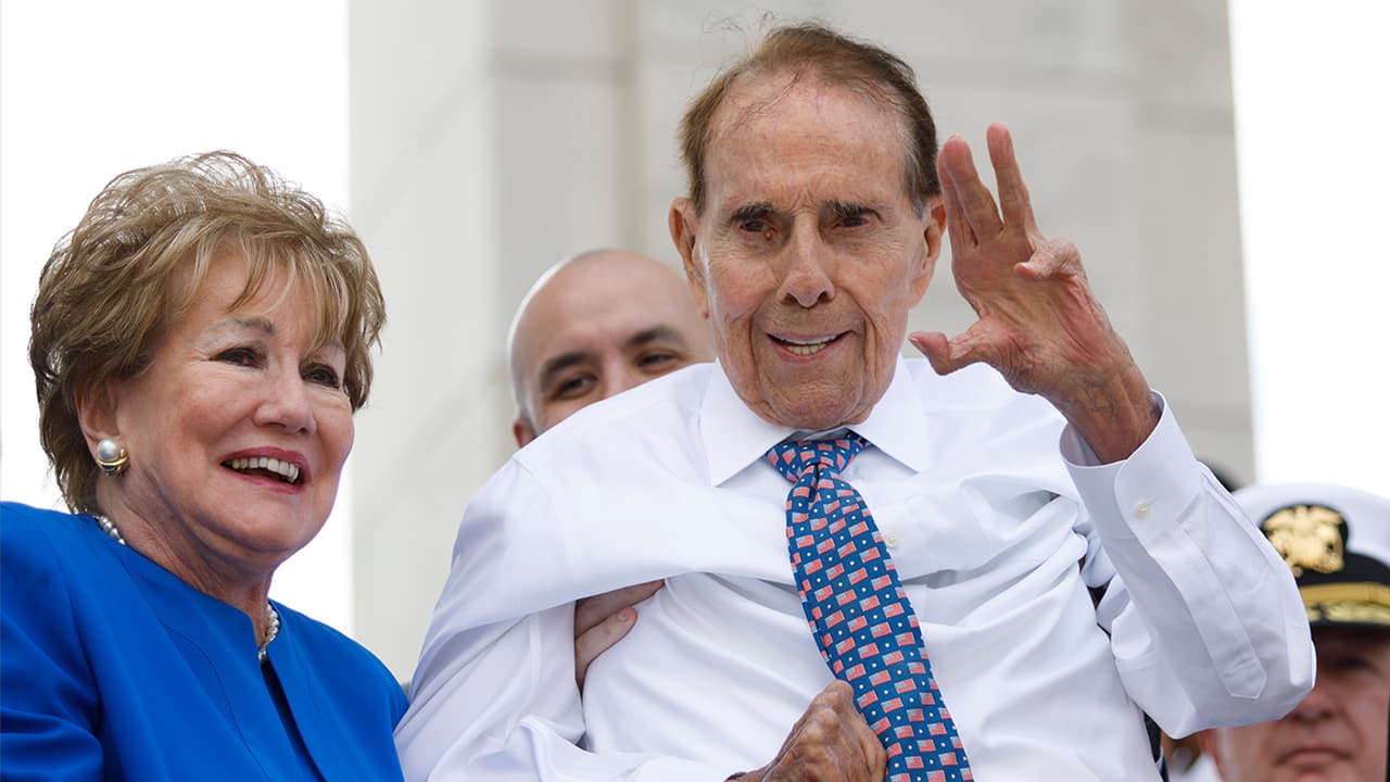 "Fue un verdadero servidor público": ordenan banderas a media asta en honor a Bob Dole