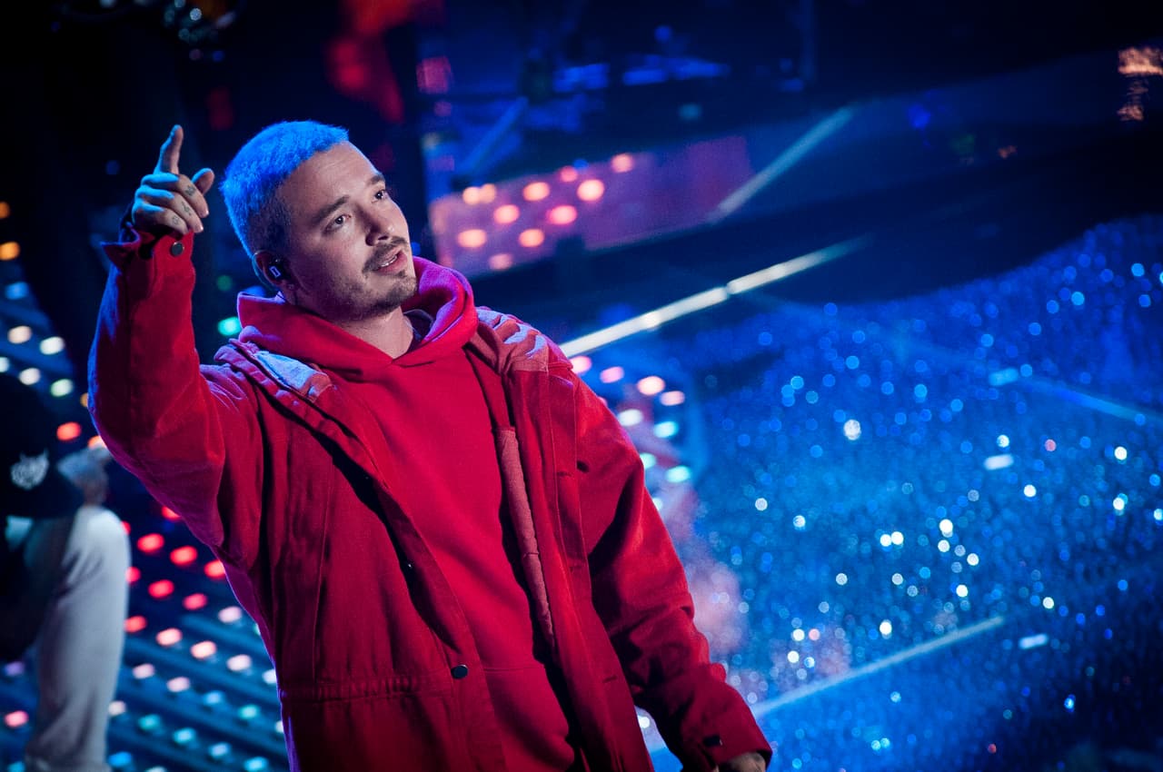 J Balvin, quien se ha convertido en un 
<b>ícono de la moda juvenil</b> y acaba de lanzar su 
<a href="https://www.univision.com/entretenimiento/j-balvin-une-fuerzas-con-guess-antes-de-ponerle-sabor-a-la-entrega-de-los-grammy-fotos" target="_blank">colección de 42 piezas con Guess</a>, la tiene prácticamente en todos los colores.