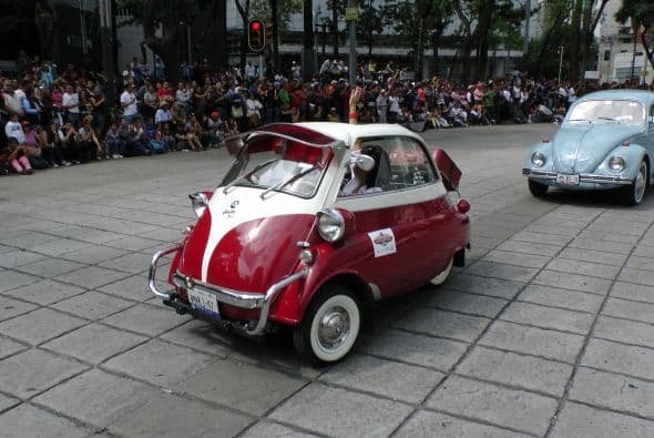 Casi dos mil vehículos clásicos desfilaron por las calles de la Ciudad de México para romper el Récord Guinness de más autos de este tipo en movimiento. Transitaron mil 721 autos, lo que superó la marca de Holanda, cuyo récord era de 948 vehículos. De acuerdo con las autoridades, el paso de estos autos clásicos fue visto por 250 mil asistentes. Circularon autos Datsun 1300, Jaguares, MG 59, Chevrolet apache, Alfa Romeo, Mercury, Porche, entre otros, que atrajeron la atención de capitalinos y visitantes. El paso de los vehículos fue interrumpido por el calentamiento de algunos que se quedaron en el camino y provocaron “cuellos de botella”; sin embargo, los organizadores confiaron en que los vehículos llegarían a la meta.